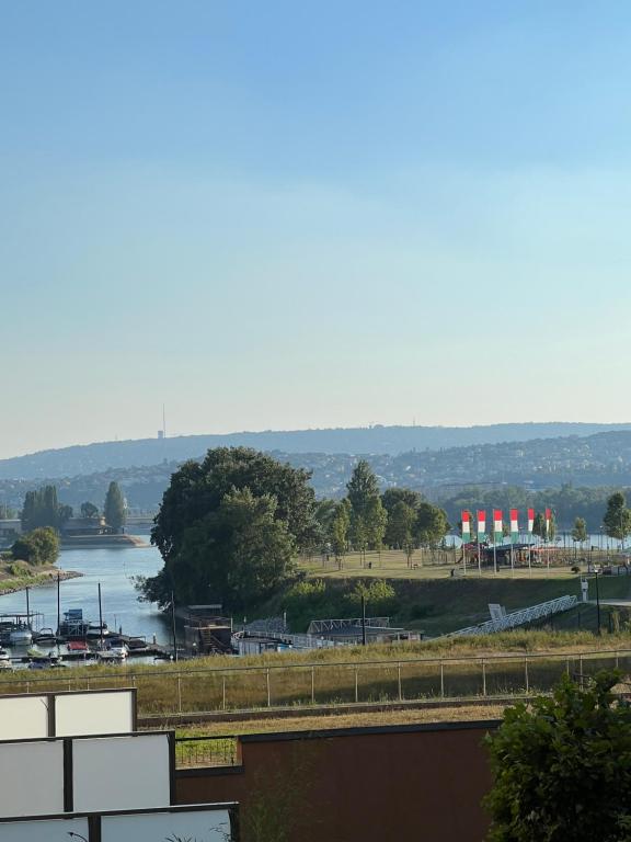 Marina apartment with Danube view and free garage, next to metro station 1138 Budapest, Danubius utca kép - 1