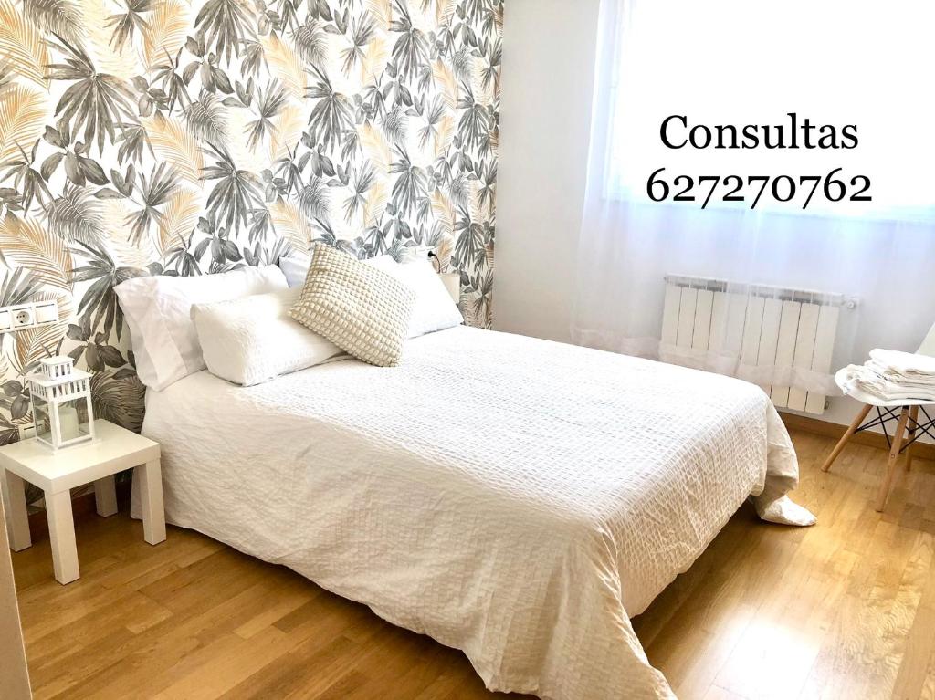 1 dormitorio con 1 cama con papel pintado tropical en Piso bonito con vistas Negreira en Negreira