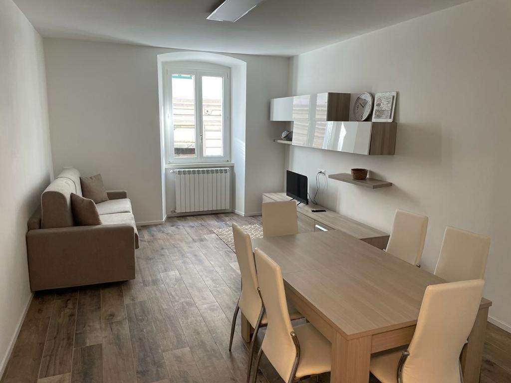 a living room with a table and chairs and a couch at CASA VACANZE GINEVRA 1 in Trieste