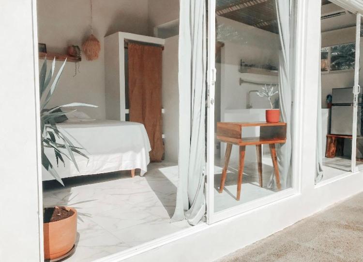 1 dormitorio con cama, mesa y espejo en Ayampe Lofts - Private Terrace en Ayampe