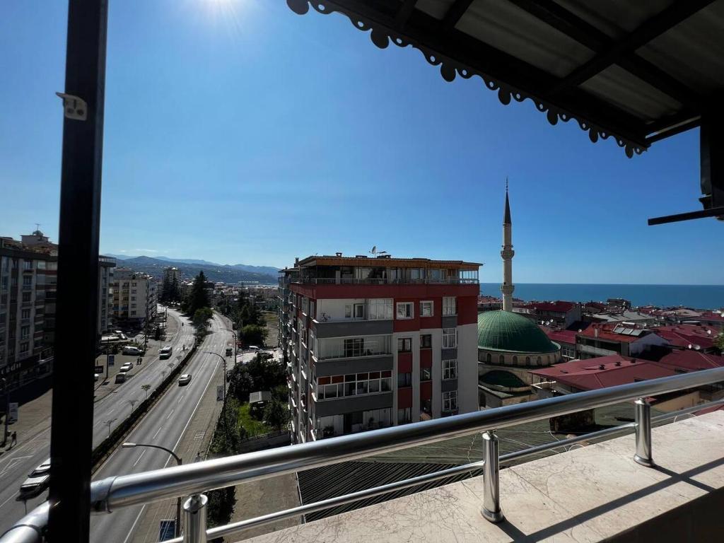 - Balcón con vistas a la ciudad en شقة كبيرة Trapzon Merkezi عالبحر en Soğuksu