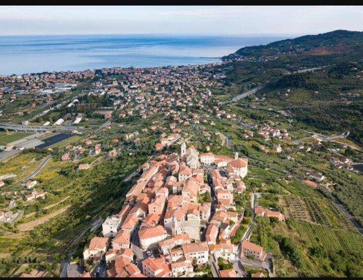 een luchtzicht op een stad met huizen op een heuvel bij La casa di nonna Mary in Diano Castello