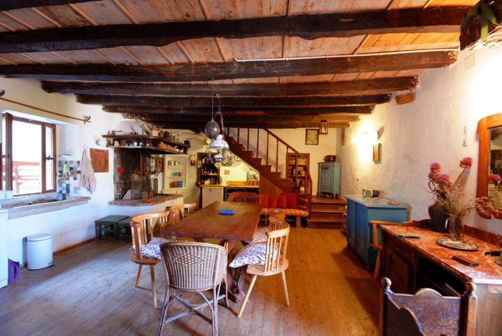 a kitchen and dining room with a wooden table and chairs at Vintage House Daška in Grožnjan