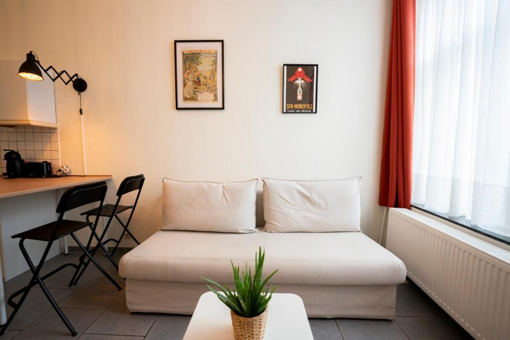 Mały pokój z łóżkiem i biurkiem w obiekcie Studio L'Épicurien w mieście Spa