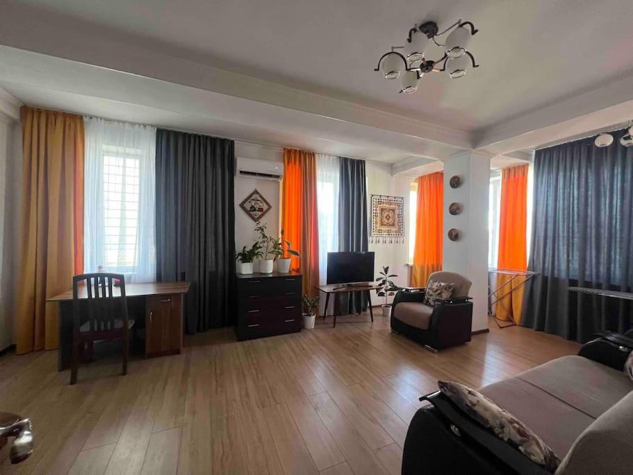 - un salon avec un canapé et une table dans l'établissement Spacious duplex flat 127 sq m, à Bishkek