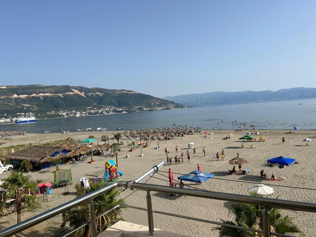 Une plage avec beaucoup de gens dans l'établissement Soleil Apartment with sunbed & umbrella, à Vlorë
