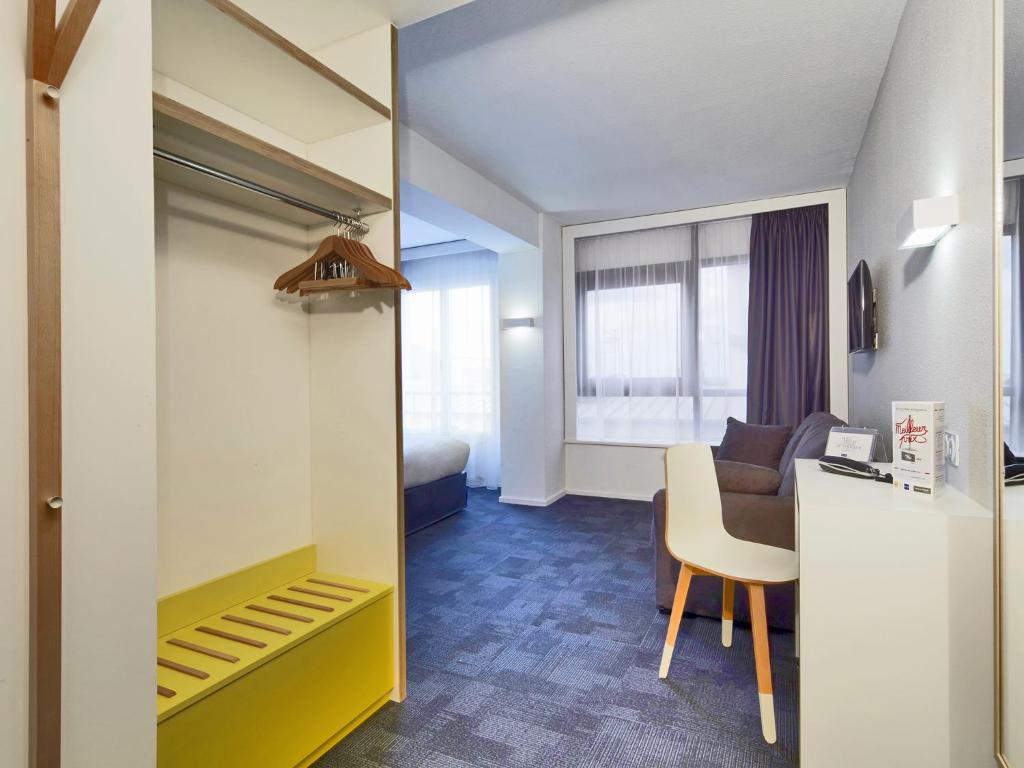 Postel nebo postele na pokoji v ubytování Kyriad Hotel Brest