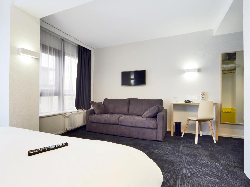 Posezení v ubytování Kyriad Hotel Brest