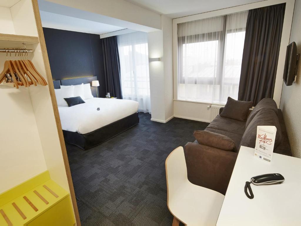 Postel nebo postele na pokoji v ubytování Kyriad Hotel Brest