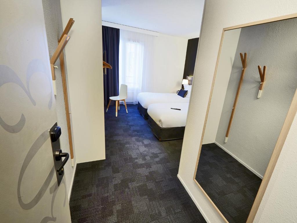 Postel nebo postele na pokoji v ubytování Kyriad Hotel Brest