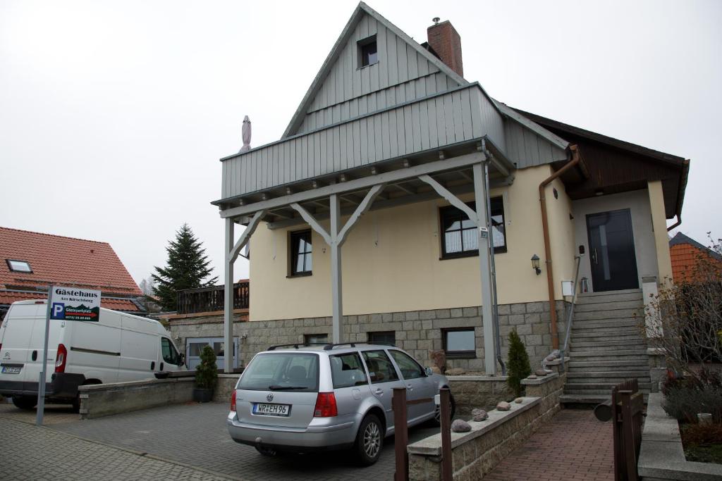 ein Van vor einem Haus geparkt in der Unterkunft Gästehaus am Kirschberg in Ilsenburg