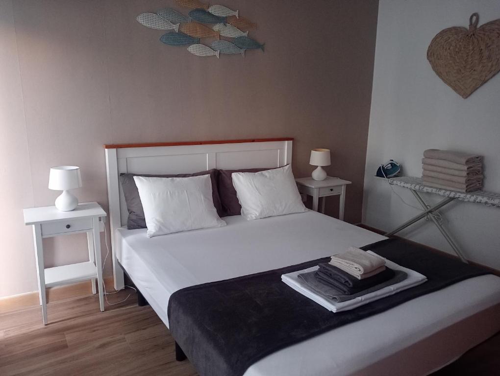 Postel nebo postele na pokoji v ubytování Beautiful Holiday Villa with heated private pool, Los Cristianos