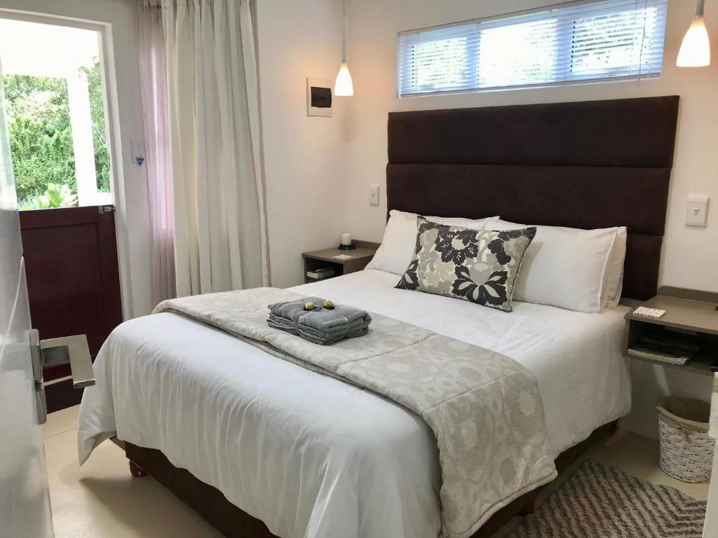 豪威克的住宿－Aloe Croft，一间卧室配有一张大床和黑色床头板