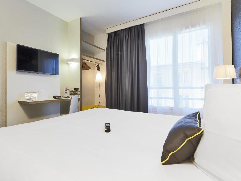 TV a/nebo společenská místnost v ubytování Kyriad Hotel Brest