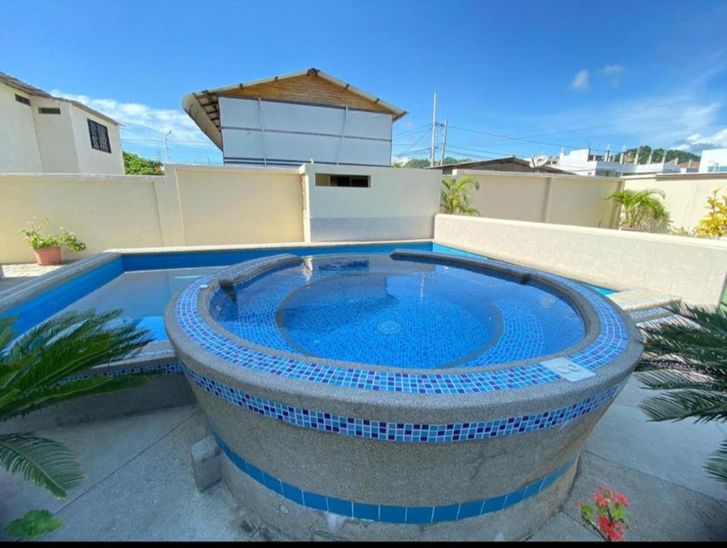 uma piscina num plantador em frente a uma casa em Departamento amoblado con piscina en San Clemente em San Clemente