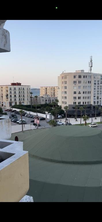 un grand court de tennis dans un parking avec des bâtiments dans l'établissement apartment 100m2 center malabata, à Tanger
