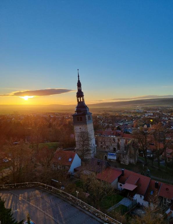 Východ nebo západ slunce při pohledu z prázdninového domu nebo okolí