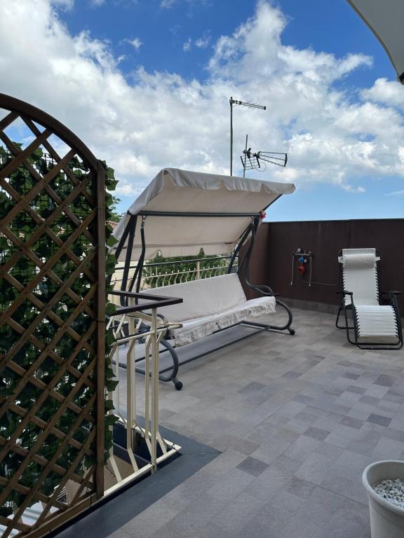 un lit sur le toit d'une maison dans l'établissement La Casa di Ary alle pendici dell'Etna, à Nicolosi