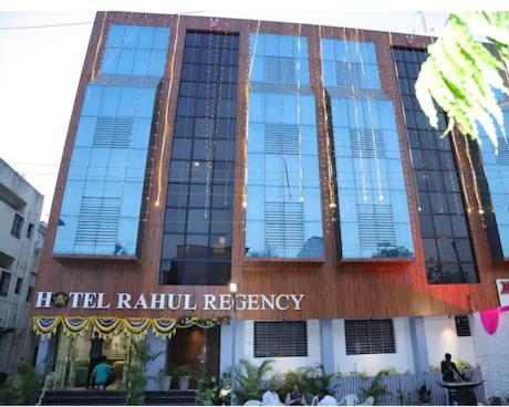 un edificio con una residencia de hotel rauthu escrito en él en Hotel Rahul Regency, Aurangabad en Aurangabad