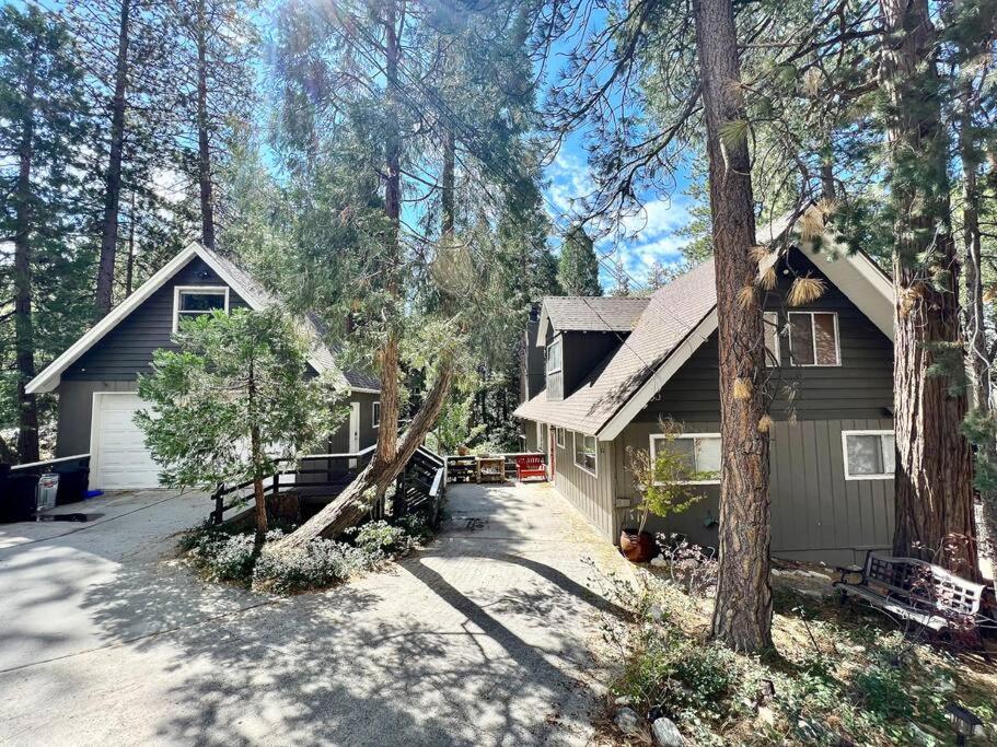 een huis met een oprit ervoor bij Family Friendly A Frame, Pets stay Free! in Lake Arrowhead