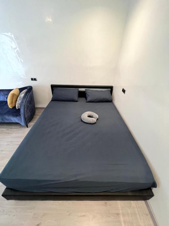 uma cama num quarto com um colchão preto em Cozy luxurious studio with high end amenities em Fez