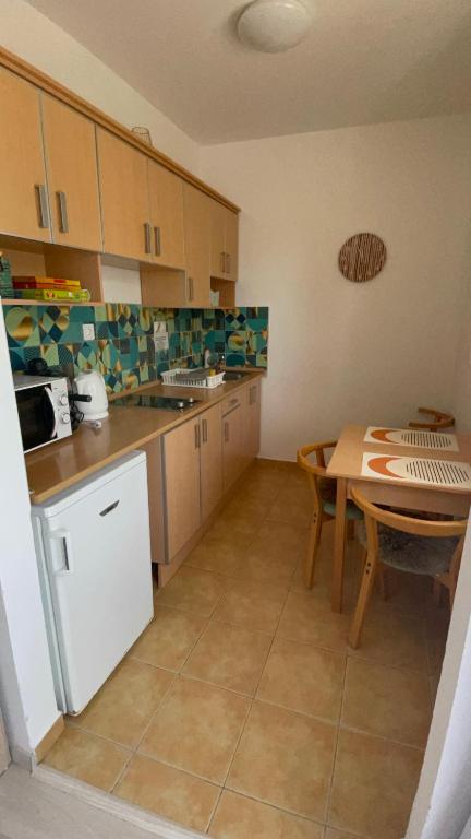 Kuchyňa alebo kuchynka v ubytovaní Joy Apartman