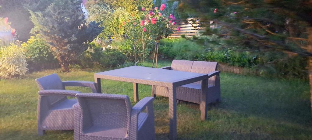 Vonkajšia záhrada v ubytovaní Apartament Rycerka Górna