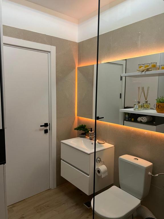 a bathroom with a toilet and a sink at Elite Summer Suite in Năvodari
