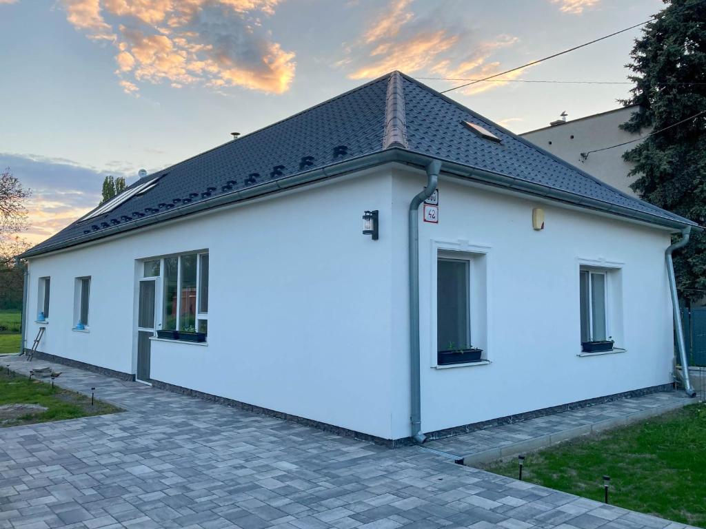 Vila Puha في Vrakúň: مبنى أبيض بسقف أسود