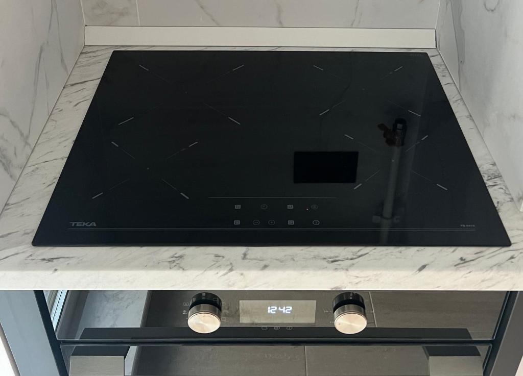 a flat screen tv sitting on top of a counter at Elite Summer Suite in Năvodari