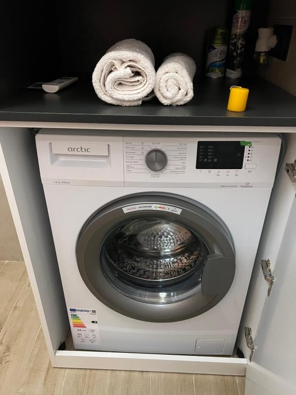a washing machine with towels on top of it at Elite Summer Suite in Năvodari
