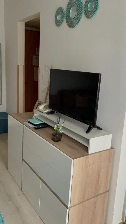 Televízia a/alebo spoločenská miestnosť v ubytovaní Joy Apartman
