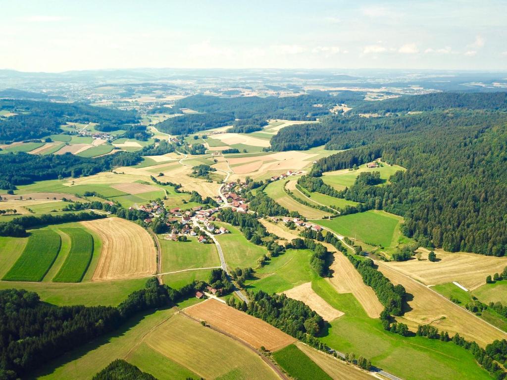 uma vista aérea de uma aldeia num campo em Bayerischer Wald - Balbersdorf em Waffenbrunn