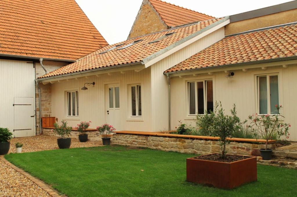 a house with a green lawn in front of it at Die Hofraite Flonheim in Flonheim