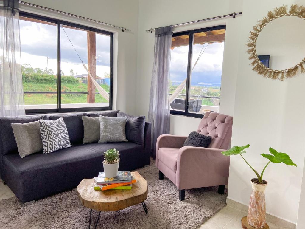 Posezení v ubytování Cabañas con jacuzzi y chimenea - Casa Floral, Marinilla