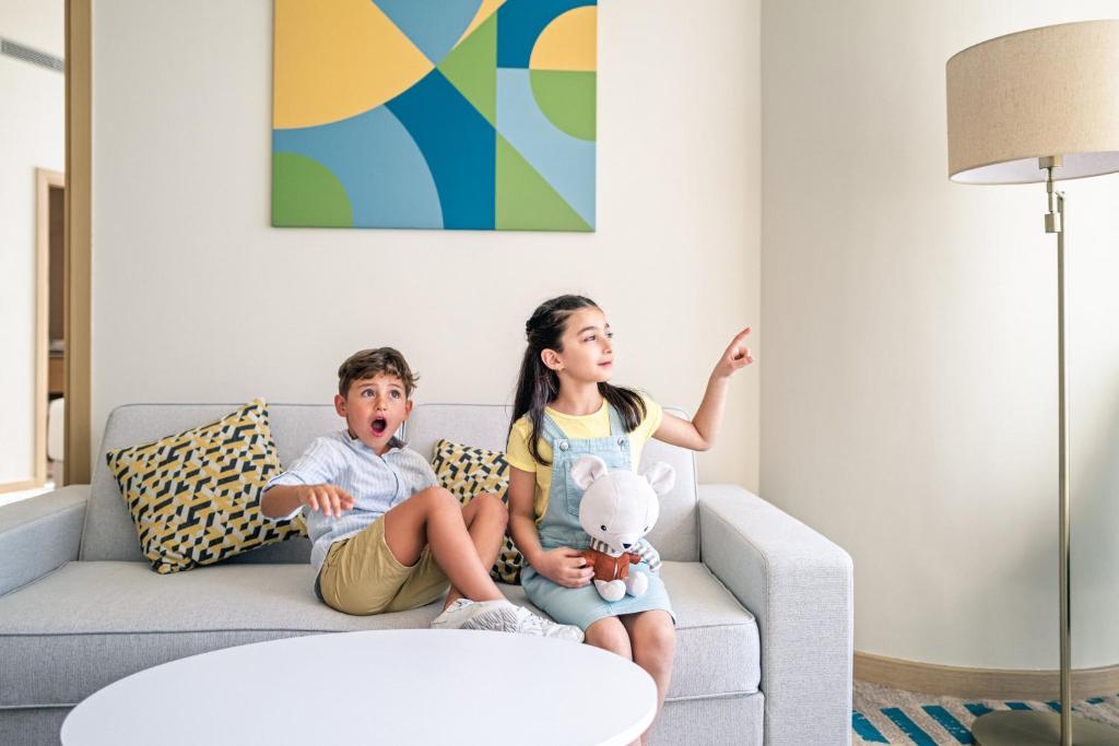 Holiday Inn & Suites - Dubai Science Park by IHG - Resim 17