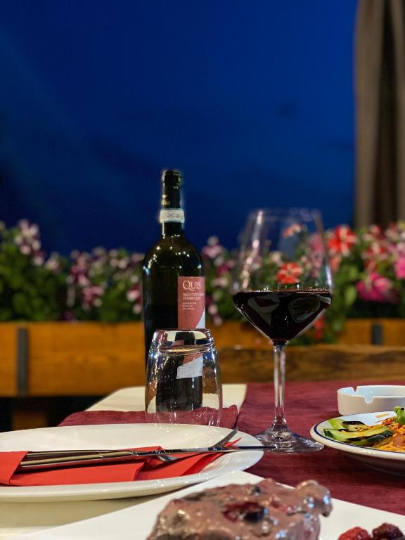 Nápoje v ubytování Hotel Restaurant Natyra e Qetë