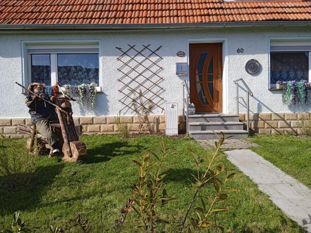 een huis met een tuinman die er buiten staat bij Ferienhäuschen Berg und Tal in Harzgerode