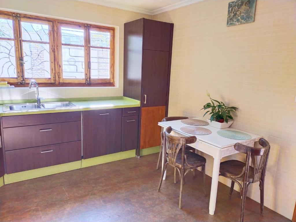 Kuchyň nebo kuchyňský kout v ubytování Preciosa casa grande con patio en Sevilla 8PAX