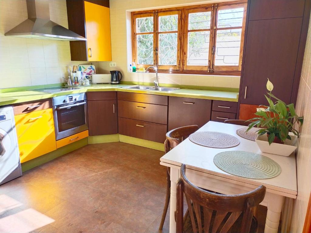 Kuchyň nebo kuchyňský kout v ubytování Preciosa casa grande con patio en Sevilla 8PAX