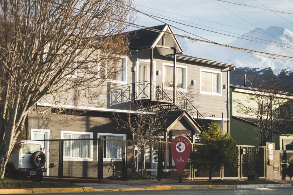 una casa en una calle con una señal de no entrar en La Posta Apart en Ushuaia