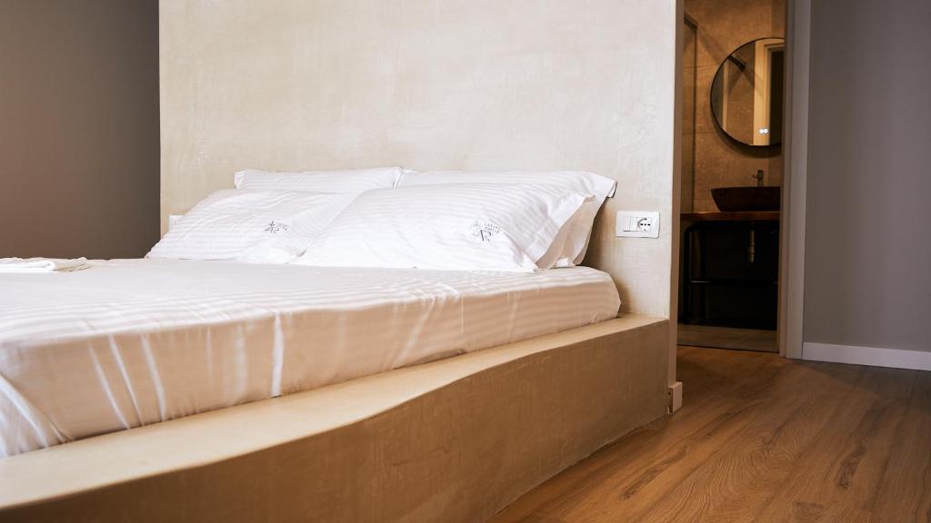 Postel nebo postele na pokoji v ubytování Azar Luxury Suites
