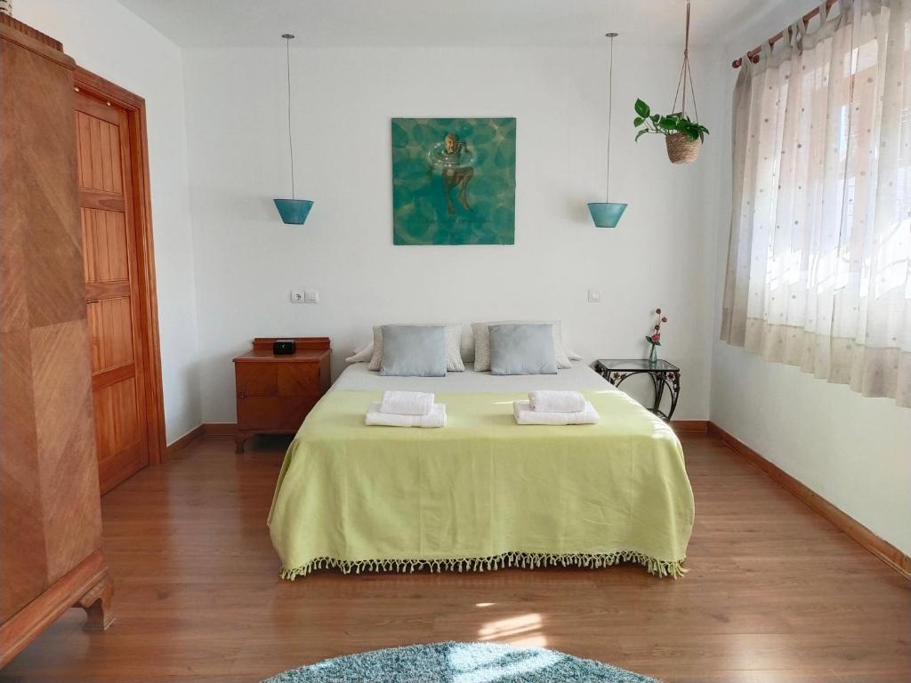 a bedroom with a bed with two towels on it at Preciosa casa grande con patio en Sevilla 8PAX in Seville