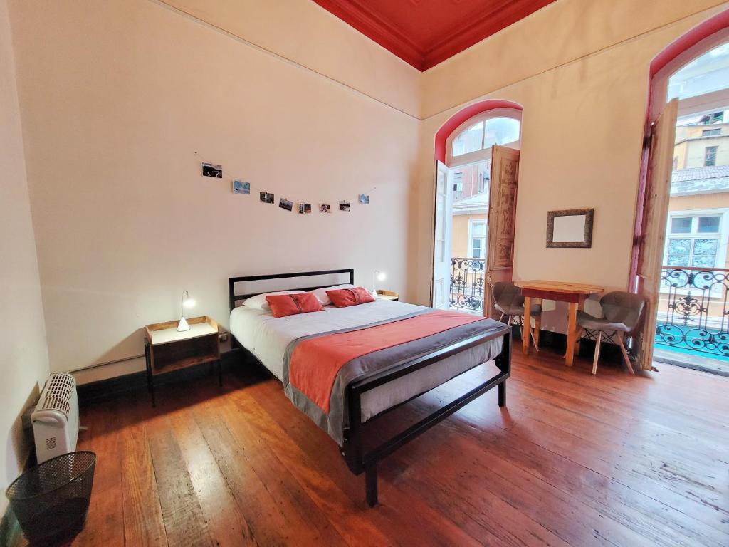Postel nebo postele na pokoji v ubytování Maki Hostels & Suites Valparaiso