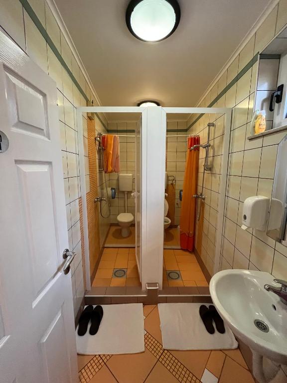 Koupelna v ubytování Hostel Dino
