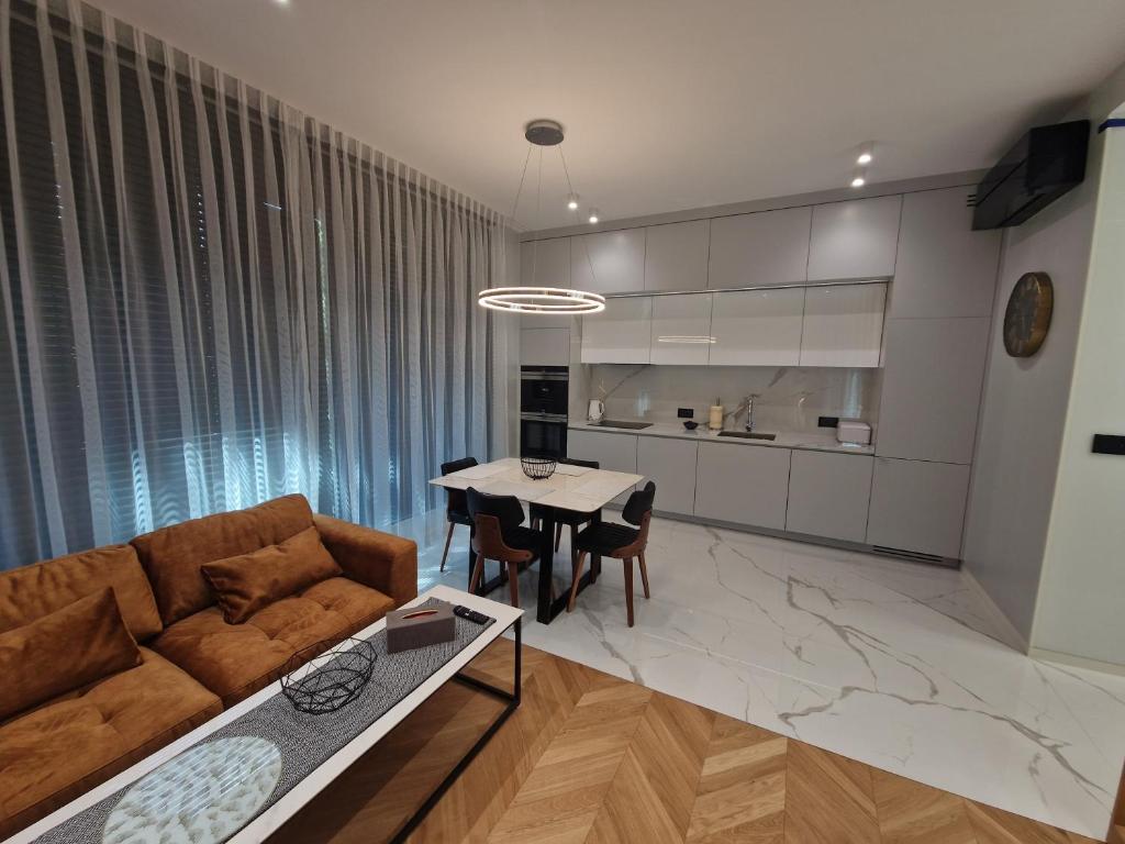 ein Wohnzimmer mit einem Sofa und einem Tisch in der Unterkunft Apartament Platinum z tarasem 70 m2, 50 m od Placu Litewskiego in Lublin