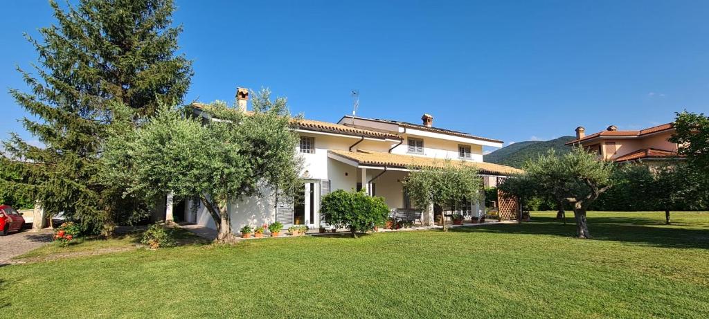 ein großes Haus mit einem Hof mit Rasenfläche in der Unterkunft Green Paradise in Sulmona