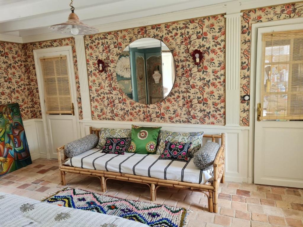 Villa Gloria في Landaul: غرفة معيشة مع أريكة ومرآة