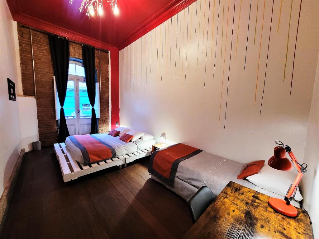 Postel nebo postele na pokoji v ubytování Maki Hostels & Suites Valparaiso