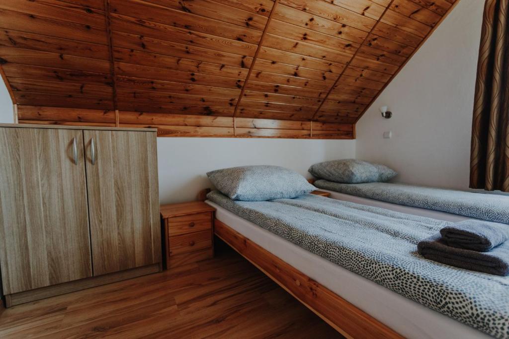 Postel nebo postele na pokoji v ubytování Domki Ania